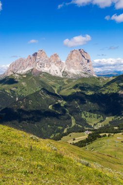 Sassolungo (Langkofel) yaz aylarında İtalyan Dolomites grup