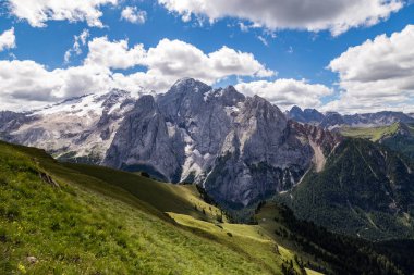 Marmolada, Dolomites kraliçesi olarak da bilinen bir bakış. Marmolada İtalya'nın kuzeydoğu yer alan Dolomites, en yüksek dağıdır.