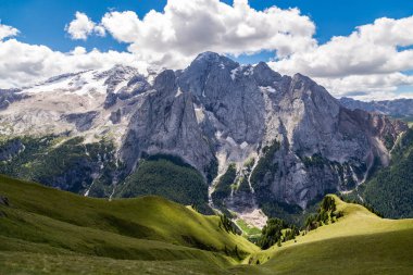 Marmolada, Dolomites kraliçesi olarak da bilinen bir bakış. Marmolada İtalya'nın kuzeydoğu yer alan Dolomites, en yüksek dağıdır.