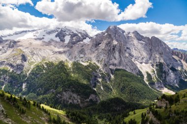 Marmolada, Dolomites kraliçesi olarak da bilinen bir bakış. Marmolada İtalya'nın kuzeydoğu yer alan Dolomites, en yüksek dağıdır.