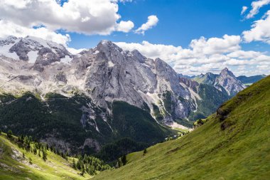 Marmolada, Dolomites kraliçesi olarak da bilinen bir bakış. Marmolada İtalya'nın kuzeydoğu yer alan Dolomites, en yüksek dağıdır.