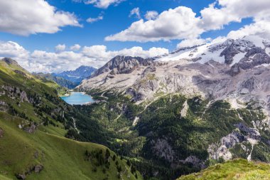 Marmolada, olarak da bilinen Kraliçe Dolomites ve Fedaia Gölü manzarası. Marmolada İtalya'nın kuzeydoğu yer alan Dolomites, en yüksek dağıdır.