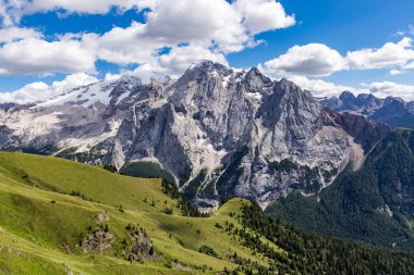 Marmolada, Dolomites kraliçesi olarak da bilinen bir bakış. Marmolada İtalya'nın kuzeydoğu yer alan Dolomites, en yüksek dağıdır.