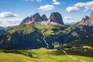 Sassolungo (Langkofel) yaz aylarında İtalyan Dolomites grup