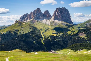 Sassolungo (Langkofel) yaz aylarında İtalyan Dolomites grup