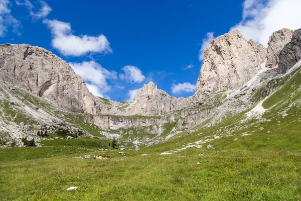 Вид на Рода ди Ваэль (Roda di Vael) в итальянских пещерах — стоковое фото