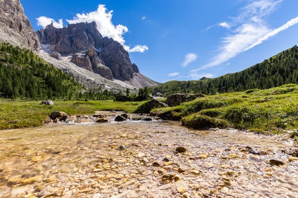 Vista de Cimon della Pala, el pico más conocido del Grupo Pale di San Martino en los Dolomitas, norte de Italia . — Foto de Stock