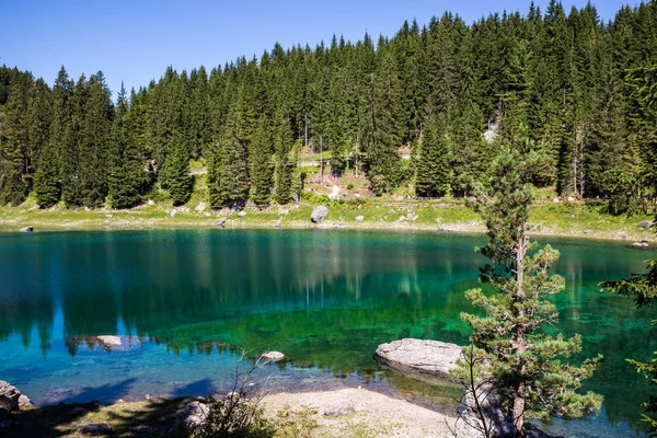 Utsikt över Karersee (Lago di Carezza), en av de vackraste alpina sjöarna i de italienska Dolomiterna. — Stockfoto