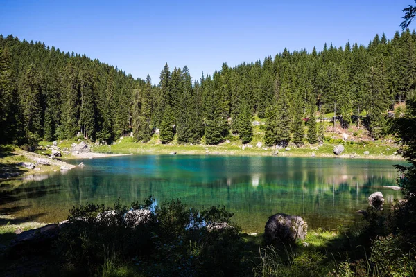 Utsikt över Karersee (Lago di Carezza), en av de vackraste alpina sjöarna i de italienska Dolomiterna. — Stockfoto