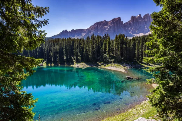 Utsikt över Karersee (Lago di Carezza), en av de vackraste alpina sjöarna i de italienska Dolomiterna. — Stockfoto