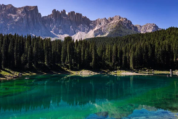 Utsikt över Karersee (Lago di Carezza), en av de vackraste alpina sjöarna i de italienska Dolomiterna. — Stockfoto