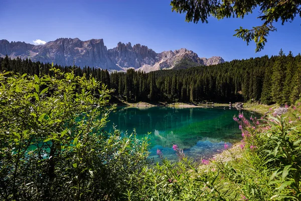 Utsikt över Karersee (Lago di Carezza), en av de vackraste alpina sjöarna i de italienska Dolomiterna. — Stockfoto