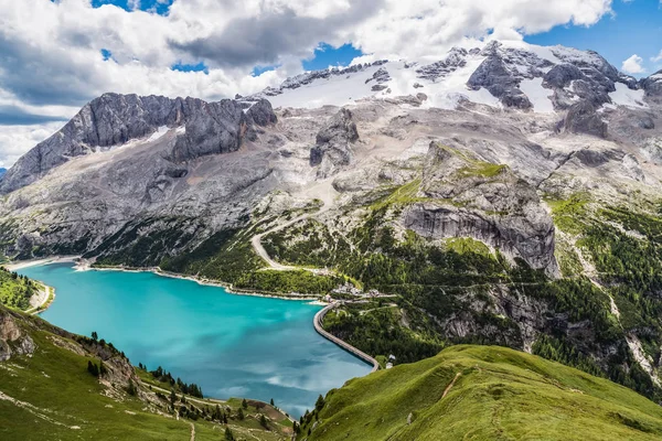 Vy över Marmolada, även känd som drottningen av Dolomiterna och sjön Fedaia. Marmolada är det högsta bergen av Dolomiterna och ligger i nordost av Italien. — Stockfoto