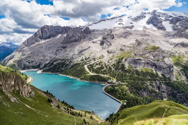 Vy över Marmolada, även känd som drottningen av Dolomiterna och sjön Fedaia. Marmolada är det högsta bergen av Dolomiterna och ligger i nordost av Italien. — Stockfoto
