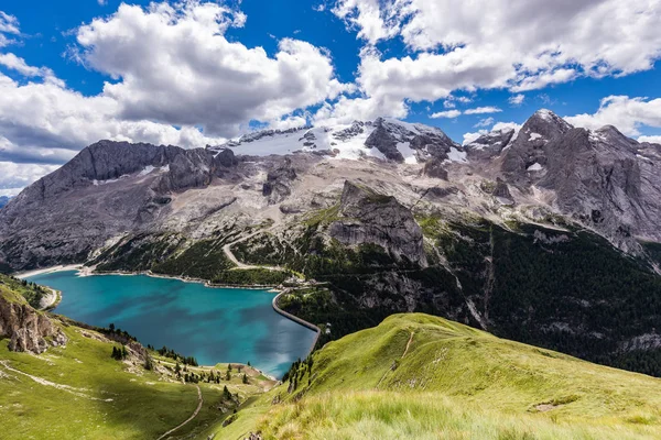 Vy över Marmolada, även känd som drottningen av Dolomiterna och sjön Fedaia. Marmolada är det högsta bergen av Dolomiterna och ligger i nordost av Italien. — Stockfoto