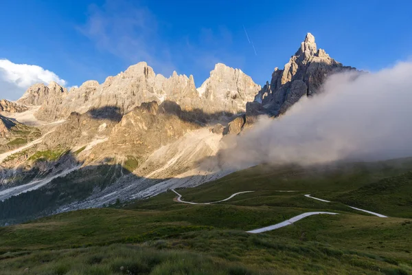 Los picos Pale di San Martino (Dolomitas italianas) al atardecer — Foto de Stock