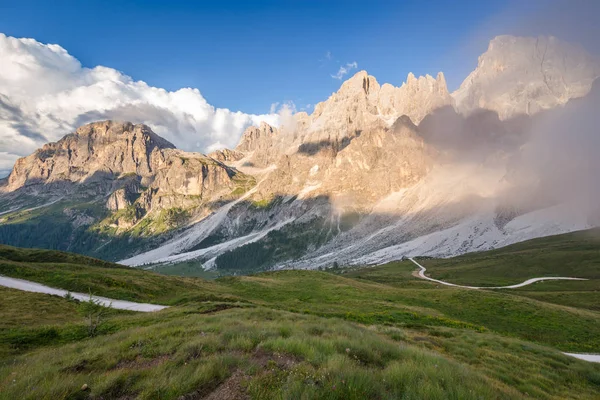 Los picos Pale di San Martino (Dolomitas italianas) al atardecer — Foto de Stock