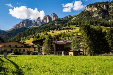 Gün batımı Dolomites üzerinden Campitello di Fassa, Sassolungo grubu tarafından hakim. Tentino - İtalya