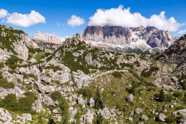 Tofane, Dolomites dağ grubunda Cortina d'Ampezzo Veneto Belluno eyaletinin batısında Kuzey İtalya'nın görünümünü.