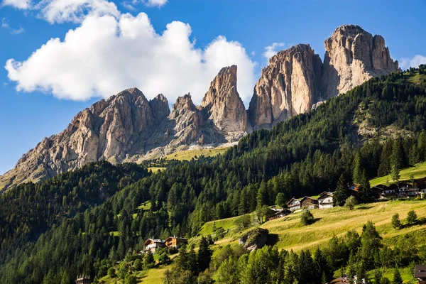 Puesta de sol en los Dolomitas de Campitello di Fassa, dominado por el grupo Sassolungo. Tentino - Italia — Foto de Stock