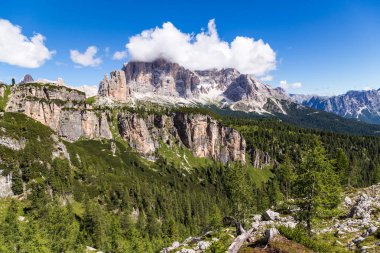 Tofane, Dolomites dağ grubunda Cortina d'Ampezzo Veneto Belluno eyaletinin batısında Kuzey İtalya'nın görünümünü.
