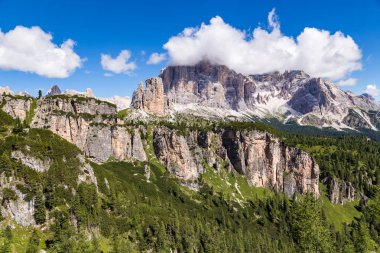 Tofane, Dolomites dağ grubunda Cortina d'Ampezzo Veneto Belluno eyaletinin batısında Kuzey İtalya'nın görünümünü.