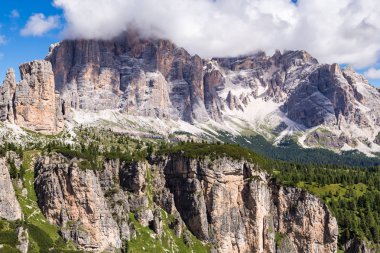 Tofane, Dolomites dağ grubunda Cortina d'Ampezzo Veneto Belluno eyaletinin batısında Kuzey İtalya'nın görünümünü.