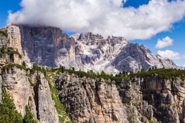 Tofane, Dolomites dağ grubunda Cortina d'Ampezzo Veneto Belluno eyaletinin batısında Kuzey İtalya'nın görünümünü.