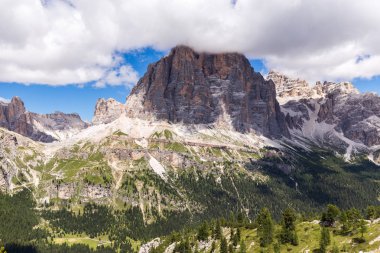 Tofane, Dolomites dağ grubunda Cortina d'Ampezzo Veneto Belluno eyaletinin batısında Kuzey İtalya'nın görünümünü.