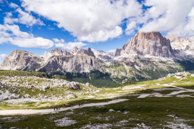 Tofane, Dolomites dağ grubunda Cortina d'Ampezzo Veneto Belluno eyaletinin batısında Kuzey İtalya'nın görünümünü.