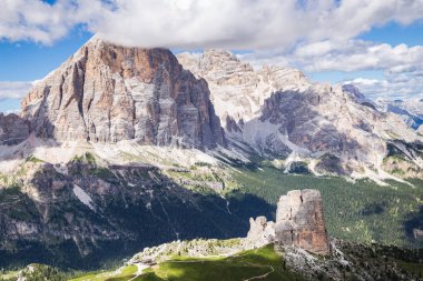 Tofane, Dolomites dağ grubunda Cortina d'Ampezzo Veneto Belluno eyaletinin batısında Kuzey İtalya'nın görünümünü.