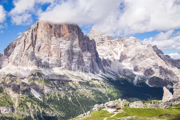 Vista de Tofane, un grupo montañoso en los Dolomitas del norte de Italia, al oeste de Cortina d 'Ampezzo en la provincia de Belluno, Véneto . — Foto de Stock