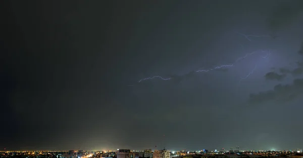 şehir içinde şimşek fırtınası 