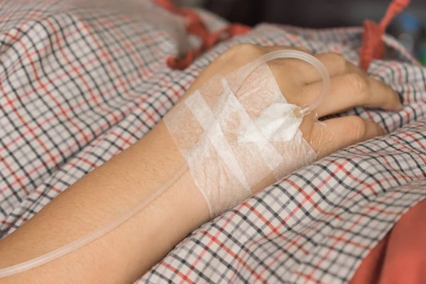 Eldeki tuz çözeltisi damla 