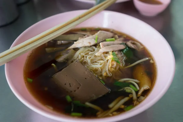 Ördek eti ile Tay erişte 