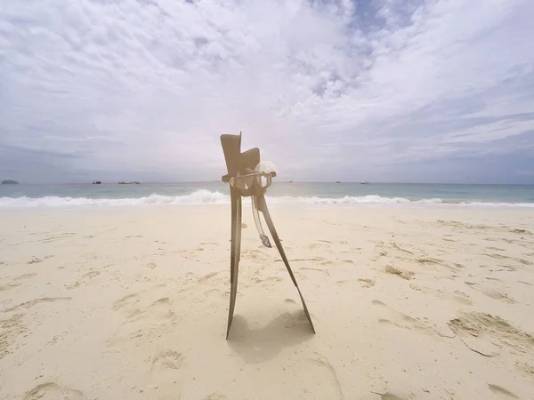 şnorkel palet kumsalda dikey yerleştirin