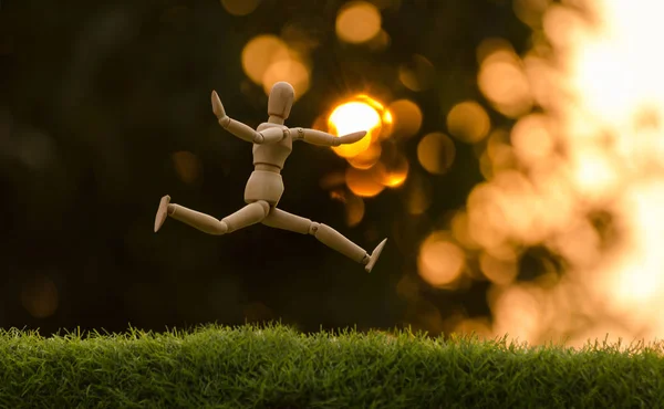 ahşap kukla atlama duygu mutluluk var