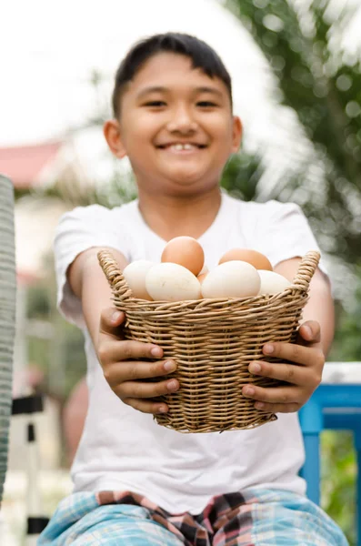Gülücük çocuk bir yumurta alabilir