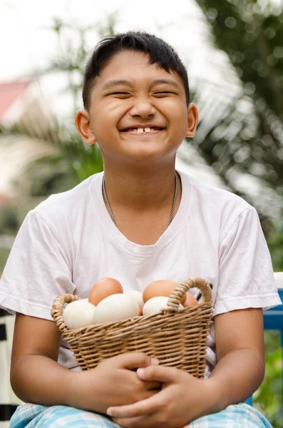 Gülücük çocuk bir yumurta alabilir