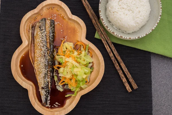 teriyaki soslu uskumru dökün