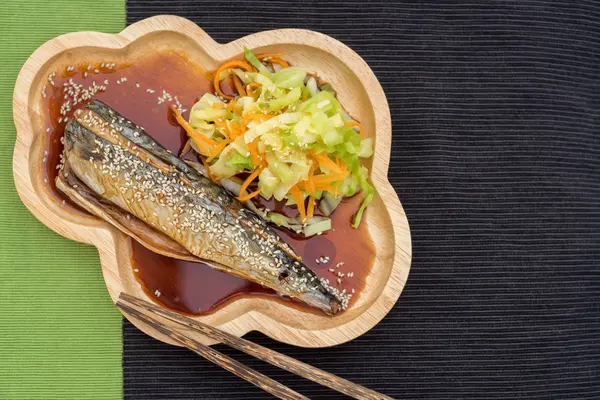 teriyaki soslu uskumru dökün