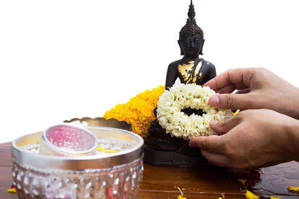 Προσφορά γιρλάντα για λατρεία Βούδα στο Φεστιβάλ songkarn, Ταϊλάνδη — Φωτογραφία Αρχείου