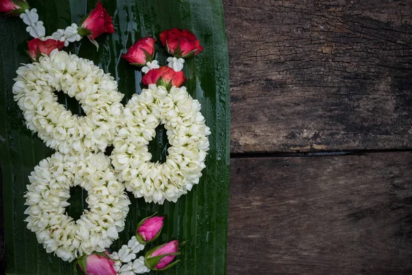 Muz Yaprak çeşitli festivalini ibadete üzerinde üç garland 