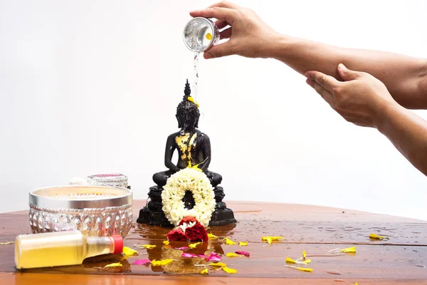 Mão derramar água na estátua cabeça buddha para adoração — Fotografia de Stock