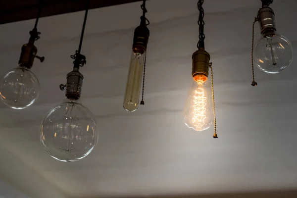  vintage lambası tavandan asılı
