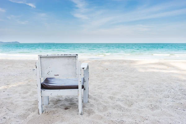 eski sandalye beyaz kum plaj üzerinde