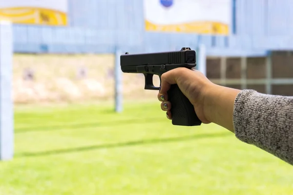 Tabanca atış poligonu bir elinde tarafından eğitim kadınlar.