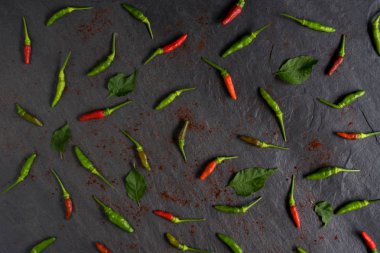 taze kırmızı biber ve taş zemin üzerine yeşil biber. sıcak ve baharatlı Tayland. düz yatıyordu stili