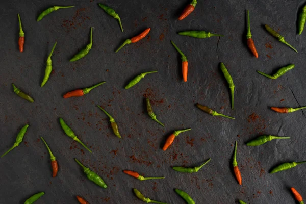 taze kırmızı biber ve taş zemin üzerine yeşil biber. sıcak ve baharatlı Tayland. düz yatıyordu stili