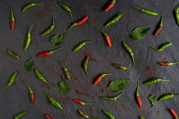 taze kırmızı biber ve taş zemin üzerine yeşil biber. sıcak ve baharatlı Tayland. düz yatıyordu stili